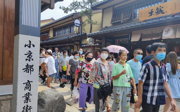 实探舆论焦点中的＂大连日本风情街＂:游客排100米长队