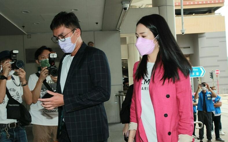 TVB艺人杨明醉驾案再开庭 女友庄思明陪同抵达法院