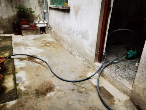 渭南一居民地下室漏水一个多月：水泵用坏了两个