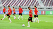 国足进行对阵日本队赛前官方训练 32名球员全部参加