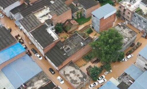西安长安区韦曲水寨村暴雨内涝 消防协助疏散受灾群众