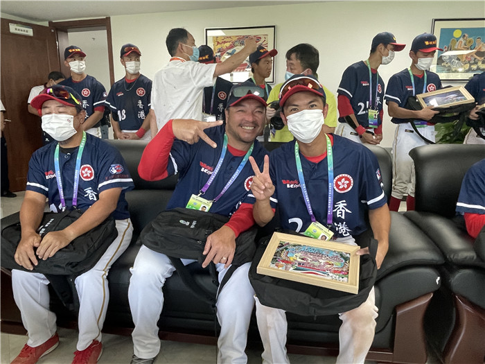 香港棒球队获赠全运主题户县农民画 队员兴奋比“耶”
