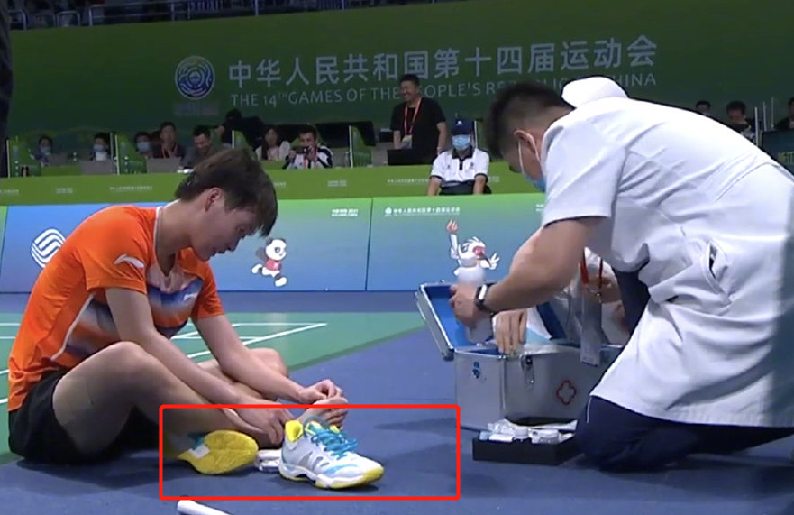 陈雨菲比赛中脚被运动鞋磨伤。 直播截图