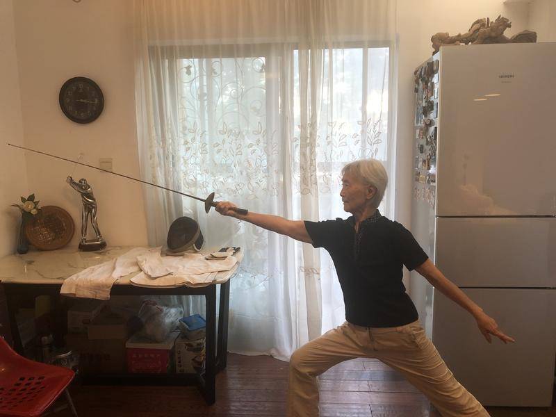  一生结缘体育！西安84岁老击剑运动员珍藏数十年前装备