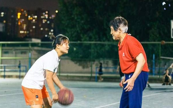 曾是高校体育老师又热爱篮球 西安77岁奶奶退休后给学生当裁判