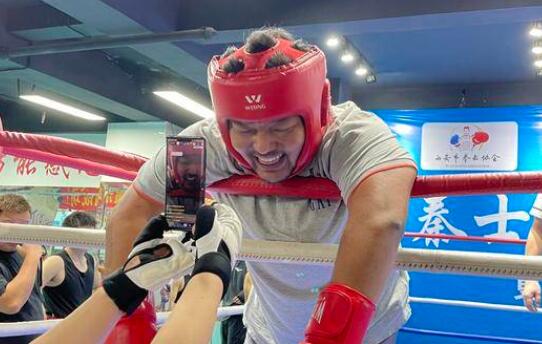华商记者体验拳击运动：作为挨打方 也感受到了拳击的魅力