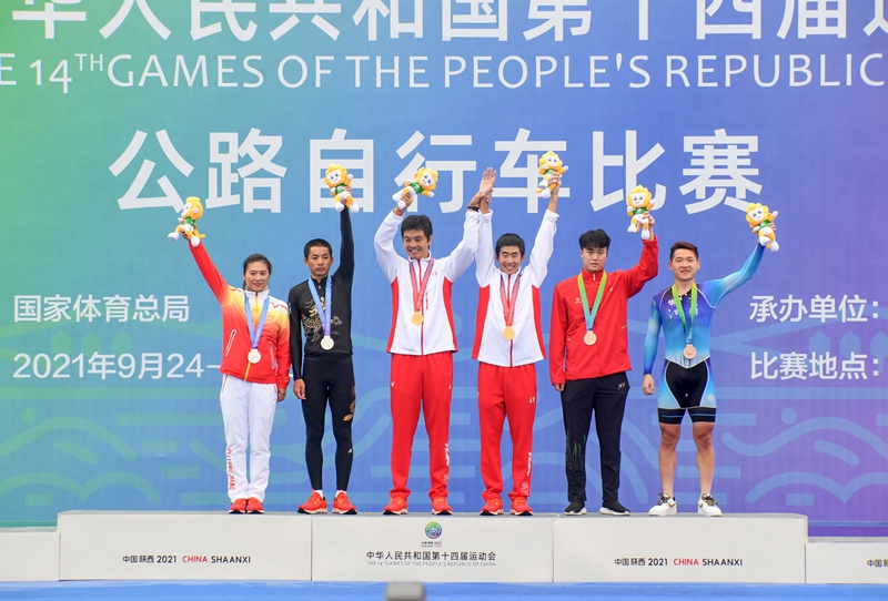 十四运会公路自行车赛在雨中开赛 天津薛铭辽宁王亭亭分获男子女子个人计时赛两枚金牌