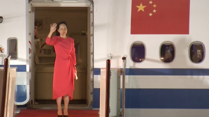 孟晚舟走出机舱后挥手示意并发表感言：如果信念有颜色 那一定是中国红