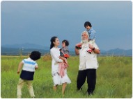 张纪中晒全家草原游玩视频 肩扛儿子与妻子对唱状态好