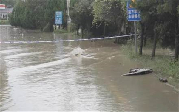 洪水昨日涌进安康城区 300余名学生紧急转移 