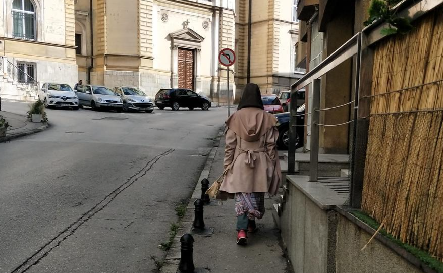 专访塞尔维亚失联成都女子的父亲：她每天只一两小时清醒 常独自呆旅馆
