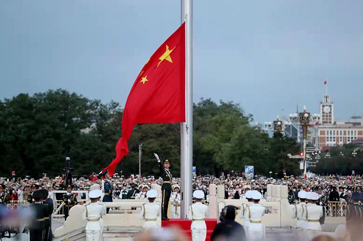 天安门广场国庆升旗仪式护旗方队由66人增加到96人