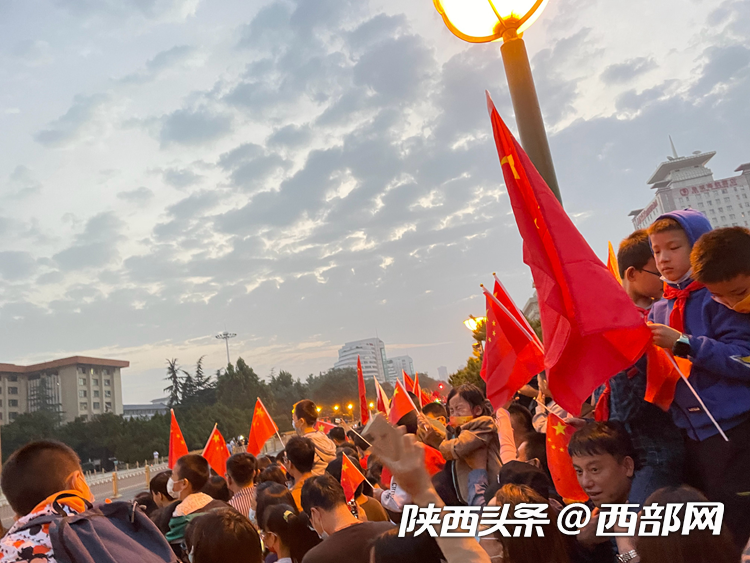 视频|西安大街飘扬起“中国红” 游客市民花式表白祖国