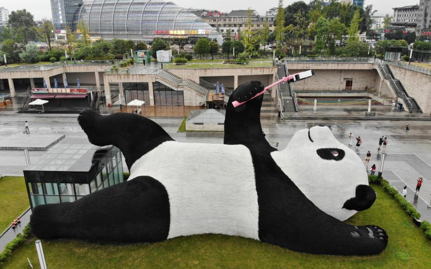 26米长130吨重巨型“大熊猫”国庆长假首迎客