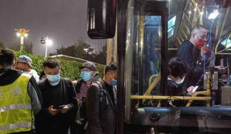 国庆返程高峰来临 西安公交快速疏散乘客