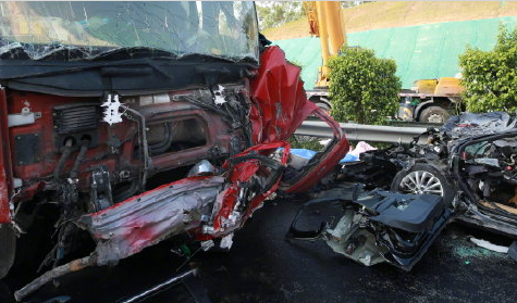 兰海高速钦州段发生事故致5死11伤 肇事货车司机已被公安机关控制