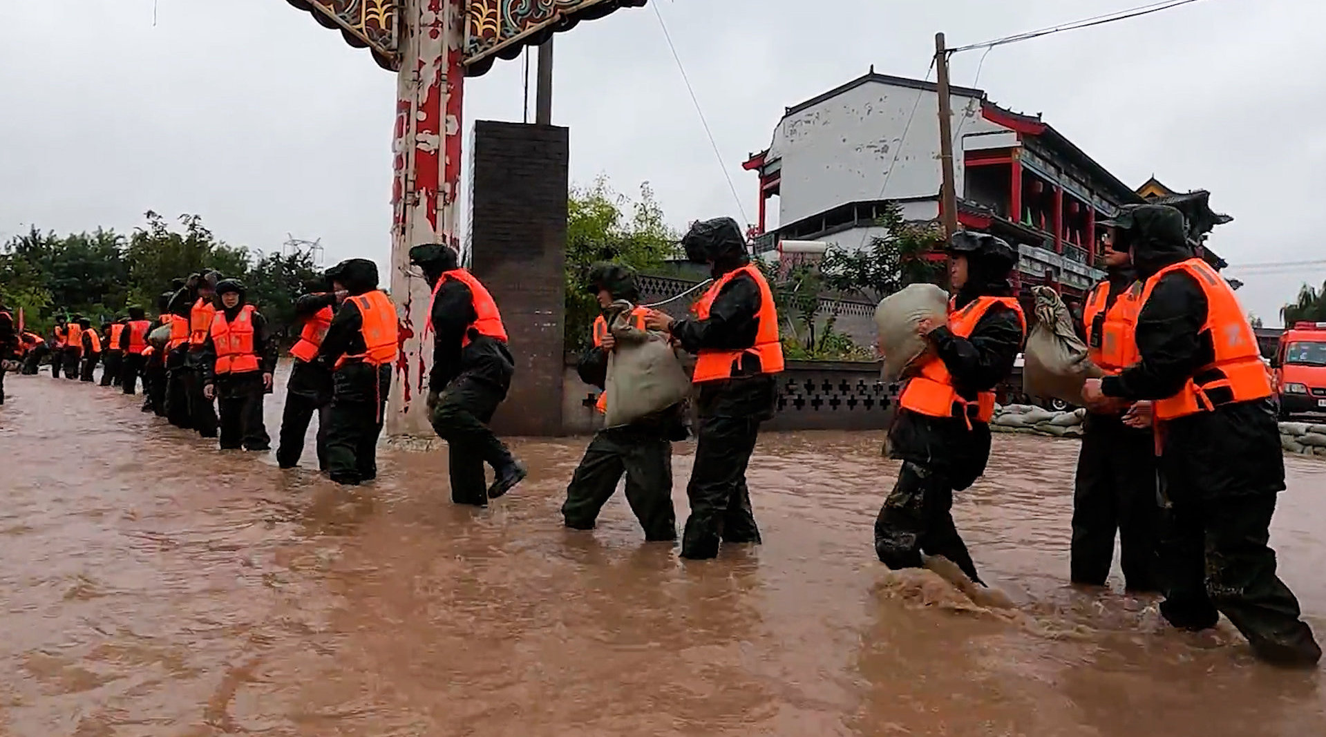 山西咸阳河溢出附近铁路线告急 武警火速驰援3小时加固子堤600米