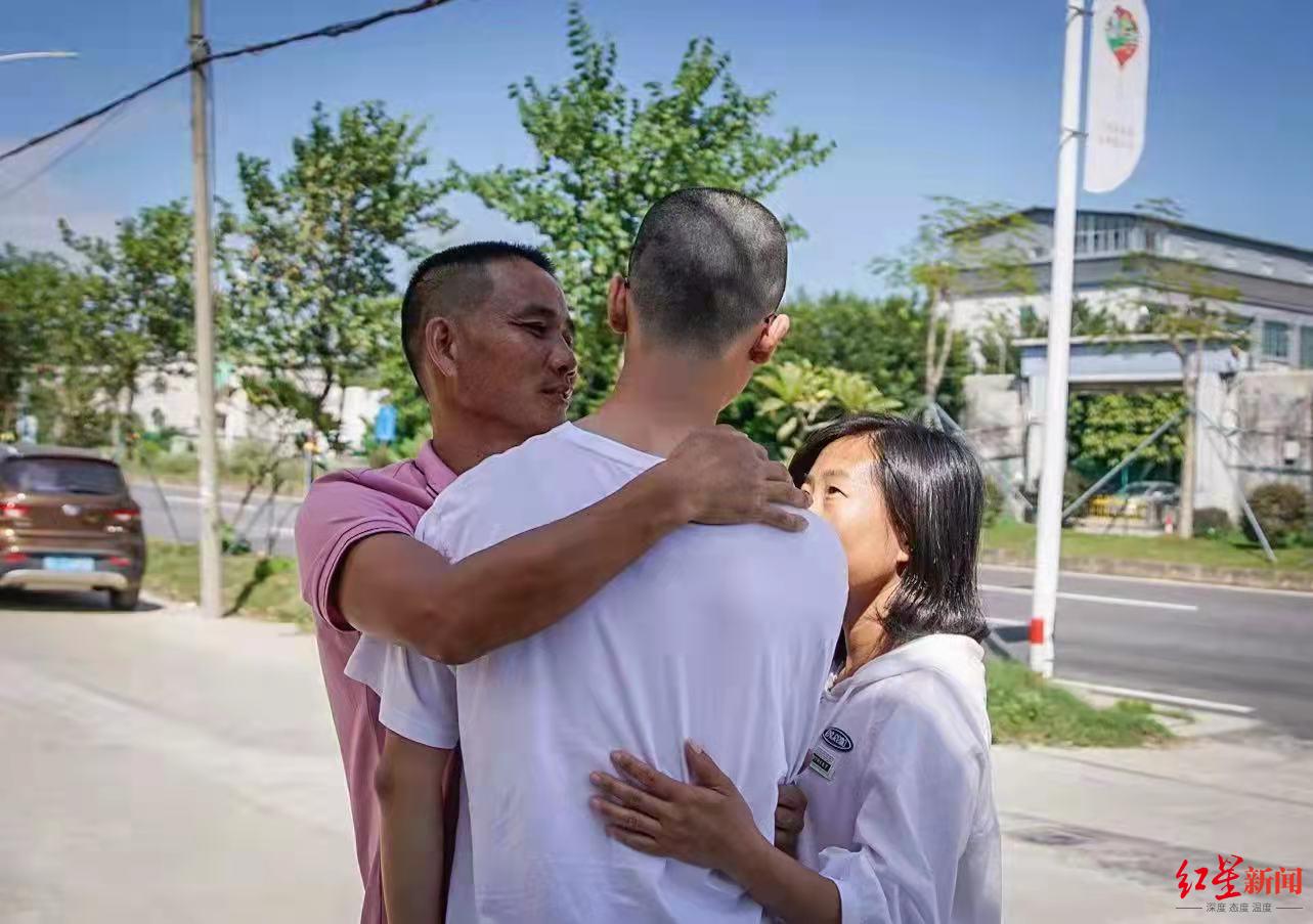 李树全夫妇与失散16年的儿子团聚。 受访者供图