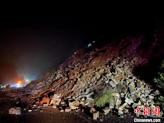 京昆高速山西灵石段：三天内三次发生护坡滑塌