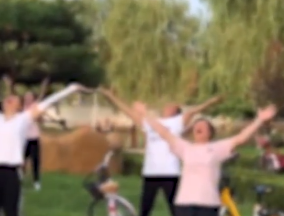 大妈公园组团大笑锻炼引争议 组织者：能祛病强身健体