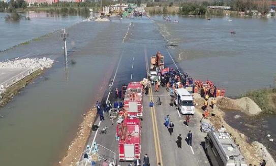 河北通勤车涉水倾覆事故救援：有遇难者在水下十几米处被发现