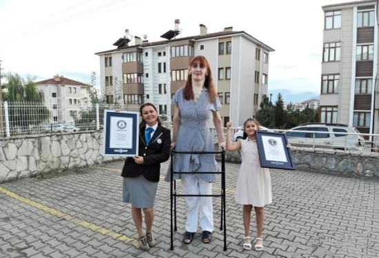吉尼斯世界纪录宣布世界最高女性 身高为2.15米