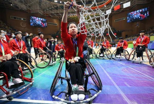 广东队获得轮椅篮球女子组冠军 剪下篮网留作纪念