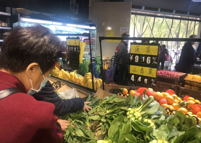 菠菜一斤11元 西安市民：近期绿叶菜价格涨疯了