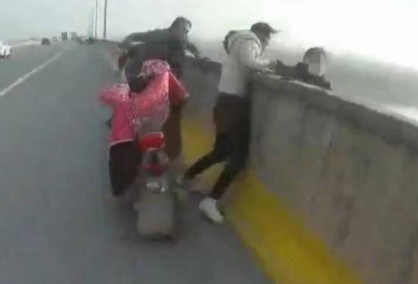 女子悬空在渭河大桥外要轻生 西安警民合力20秒狂奔救人
