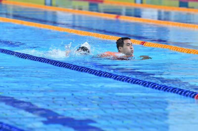 温暖！特奥游泳比赛中救生员陪伴运动员游完最后80米