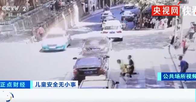 重庆一儿童过马路闯红灯被撞 监护人负全责被罚