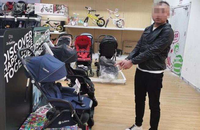 西安男子推着孩子在母婴店偷走进口婴儿车 还给妻子说是买的