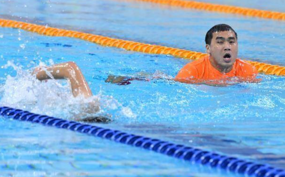 温暖！特奥游泳比赛 救生员陪伴运动员游完最后80米