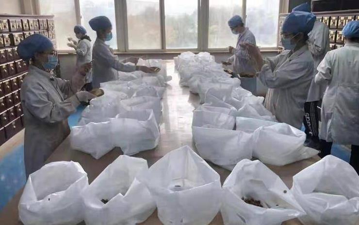 西安市中医医院为集中隔离人员煎煮中药2万余袋