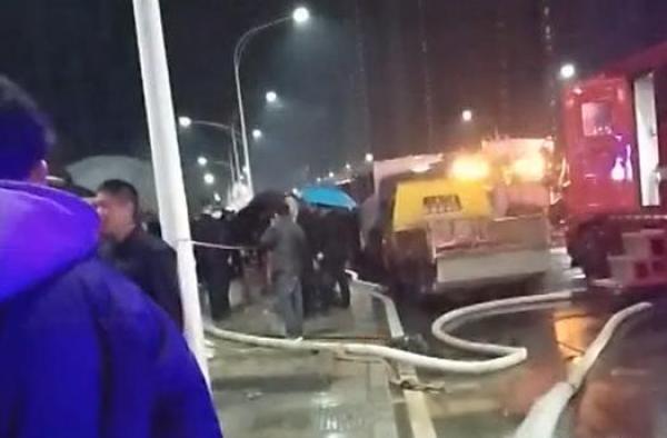 现场视频显示，当晚下雨，路边停着消防车，正在抽水，很多路人在围观。 截屏图
