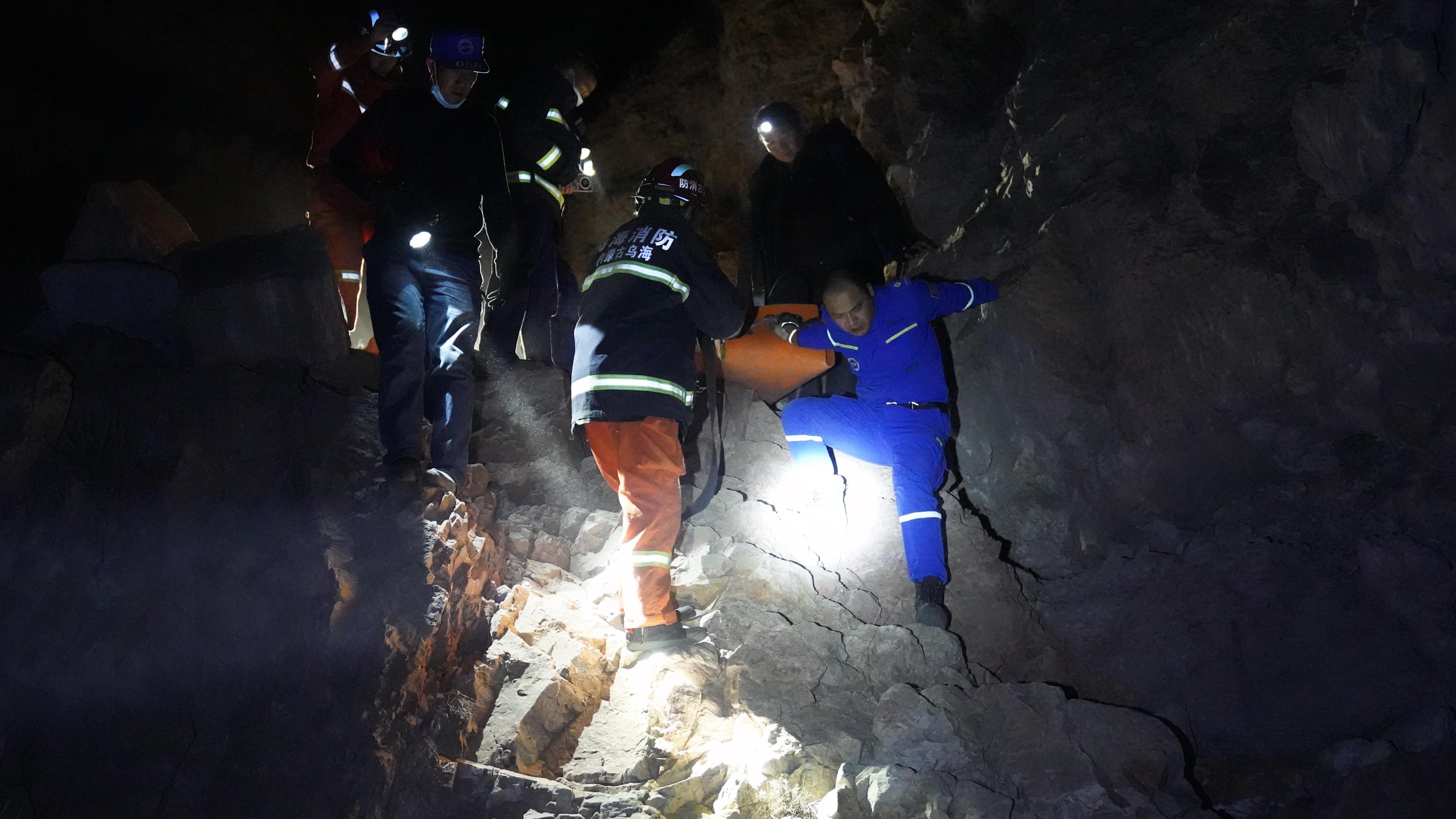 内蒙古乌海3人爬山：2人遇难1人被困 当地消防紧急救援