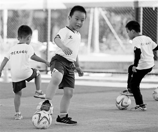 “双减”之后，运动场上孩子变多了 四岁娃,踢球有模有样