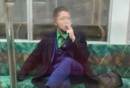 东京电车内扮“小丑”纵火伤人 嫌犯承认模仿类似事件：“想死但不能一个人死”