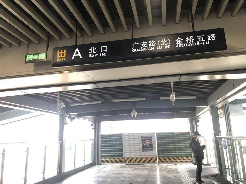 西安地铁3号线桃花潭站A口扶梯拆除约两月 老人爬63个台阶有点累