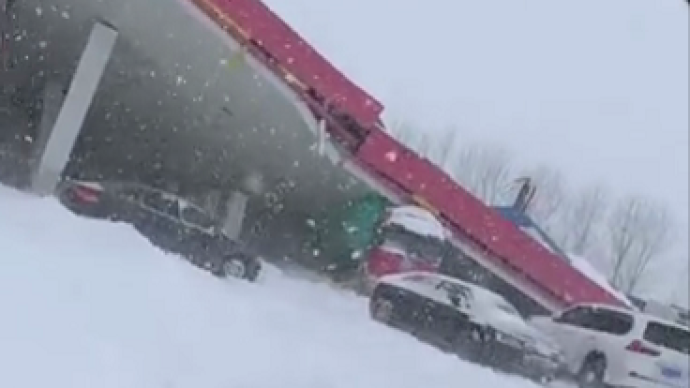 沈阳大雪出现历史同期罕见天气 一加油站倒塌货车被埋