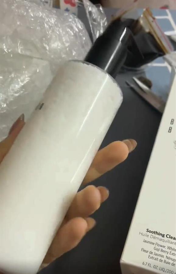 哈尔滨一女子网购卸妆水被冻成一瓶“雪”:还以为商家在恶搞