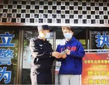 西咸民警帮大学生找回丢失手机 失主悄悄送去奶茶表示感谢