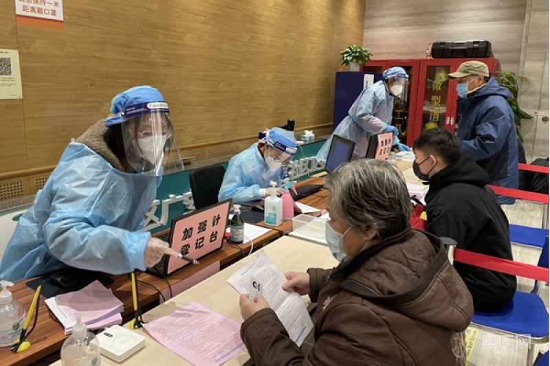 记者探访北京疫苗接种夜场：错峰接种加强针