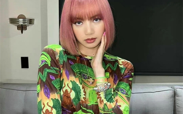 Lisa粉色短发搭配荧光绿上衣 撞色造型欧美范十足
