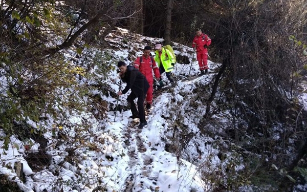 小伙独自登山迷路 西安鄠邑警方和救援队耗时8个小时将其解救