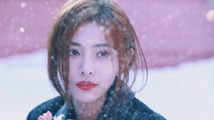 是韩剧女主本人吧！许佳琪冬日暖阳初雪写真氛围感拉满