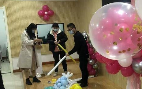 莲湖区残疾人创业孵化服务中心扶持下 小小气球为残疾人打开精彩世界