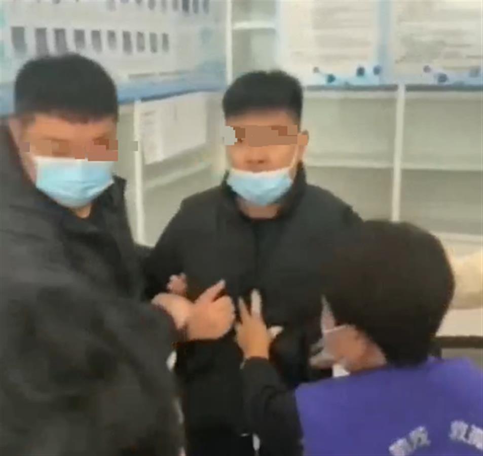天津一疫苗接种人员辱骂群众“我是你爸爸” 官方：已停职处理