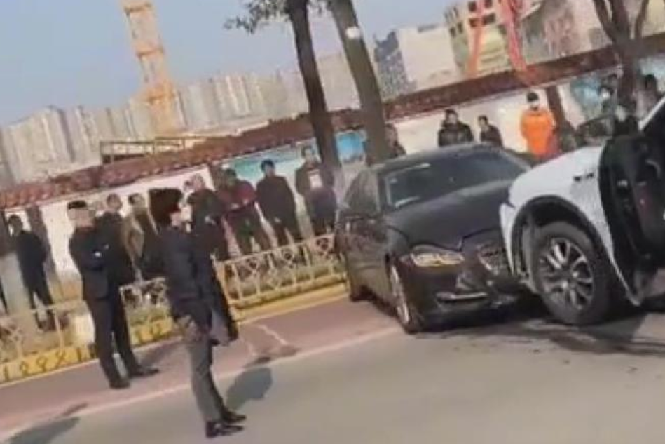 陕西两男子因员工跳槽开豪车街头互怼 警方：刑事拘留
