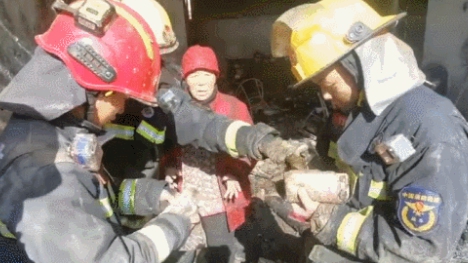 救火也要救钱！韩城一民房发生火灾 消防员火场刨出十五万现金 